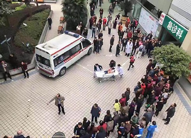 Trung Quốc: Người phụ nữ loạn trí cầm dao chặt thịt tấn công trường mẫu giáo, ít nhất 14 học sinh bị thương - Ảnh 1.