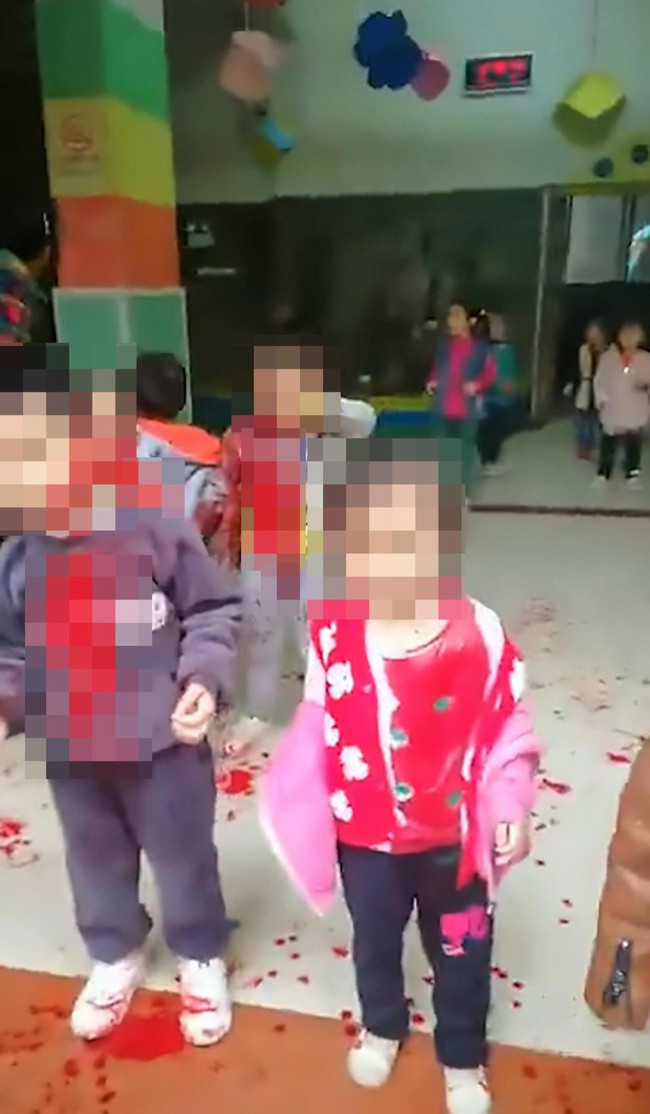 Trung Quốc: Người phụ nữ loạn trí cầm dao chặt thịt tấn công trường mẫu giáo, ít nhất 14 học sinh bị thương - Ảnh 3.