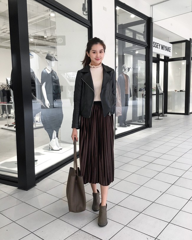 15 set đồ cho thấy áo khoác da là item “chất nhất, nàng nào diện lên cũng thời thượng và quyến rũ hơn hẳn - Ảnh 7. 15 set đồ cho thấy áo khoác da là item “chất nhất, nàng nào diện lên cũng thời thượng và quyến rũ hơn hẳn - Ảnh 7.