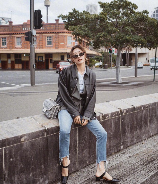 15 set đồ cho thấy áo khoác da là item “chất nhất, nàng nào diện lên cũng thời thượng và quyến rũ hơn hẳn - Ảnh 12. 15 set đồ cho thấy áo khoác da là item “chất nhất, nàng nào diện lên cũng thời thượng và quyến rũ hơn hẳn - Ảnh 12.