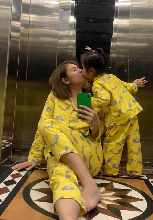 Hai mẹ con Vân Trang diện đồ đôi, vui đùa hết cỡ trong thang máy - Ảnh 1.