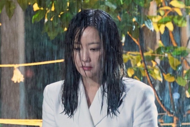 Kim Hee Sun lại khiến fan xót xa khi để lộ hình ảnh tiều tụy dưới mưa - Ảnh 1.