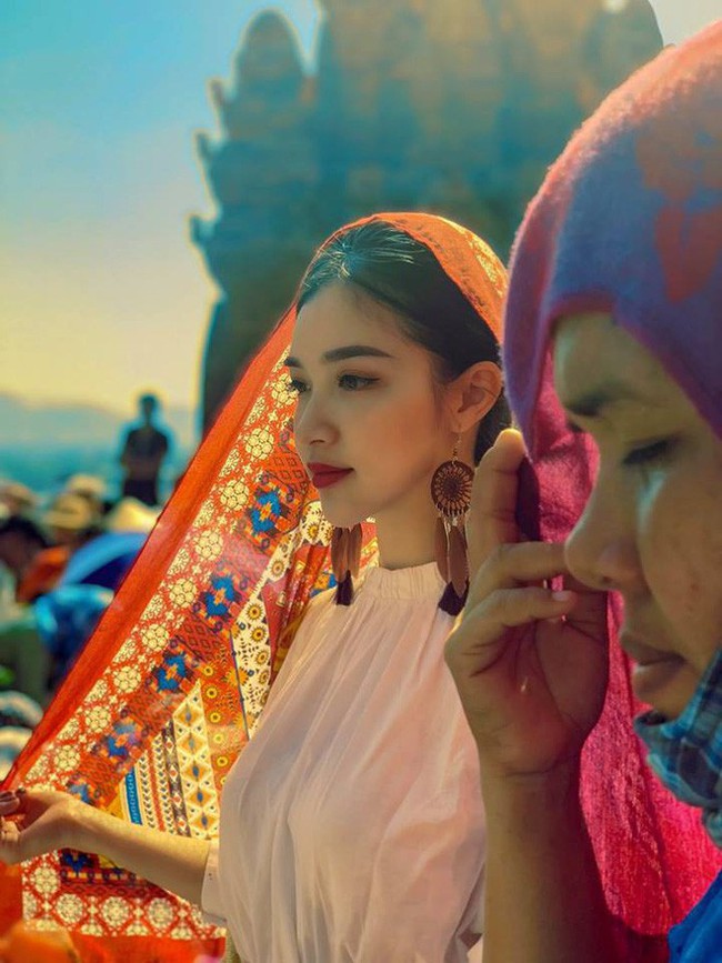 Loạt ảnh Ninh Thuận rực rỡ trong lễ hội khiến dân tình xuýt xoa, nhưng nhan sắc nữ chính mới là điều hút like nhất - Ảnh 2.