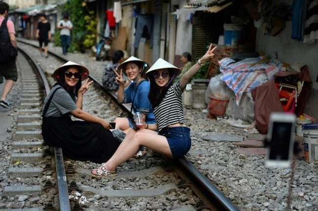 Tuyến đường sắt Hà Nội hot trên báo nước ngoài - Ảnh 3.