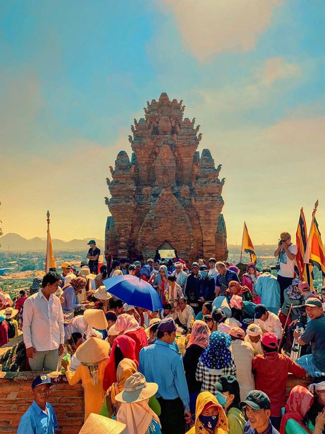 Loạt ảnh Ninh Thuận rực rỡ trong lễ hội khiến dân tình xuýt xoa, nhưng nhan sắc nữ chính mới là điều hút like nhất - Ảnh 3. Loạt ảnh Ninh Thuận rực rỡ trong lễ hội khiến dân tình xuýt xoa, nhưng nhan sắc nữ chính mới là điều hút like nhất - Ảnh 3.
