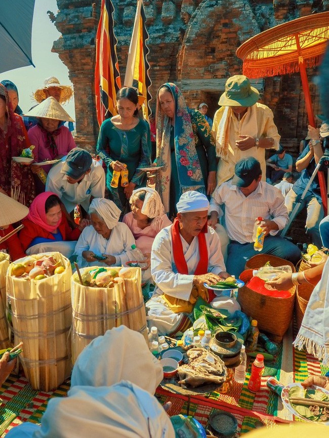 Loạt ảnh Ninh Thuận rực rỡ trong lễ hội khiến dân tình xuýt xoa, nhưng nhan sắc nữ chính mới là điều hút like nhất - Ảnh 4. Loạt ảnh Ninh Thuận rực rỡ trong lễ hội khiến dân tình xuýt xoa, nhưng nhan sắc nữ chính mới là điều hút like nhất - Ảnh 4.