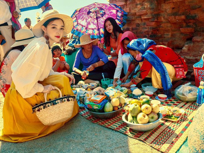 Loạt ảnh Ninh Thuận rực rỡ trong lễ hội khiến dân tình xuýt xoa, nhưng nhan sắc nữ chính mới là điều hút like nhất - Ảnh 9.