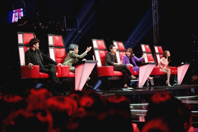 The Voice Kids chấn động với 3 nhóc tì đội tóc giả, hát lại Đóa hoa hồng của Chi Pu - Ảnh 1.