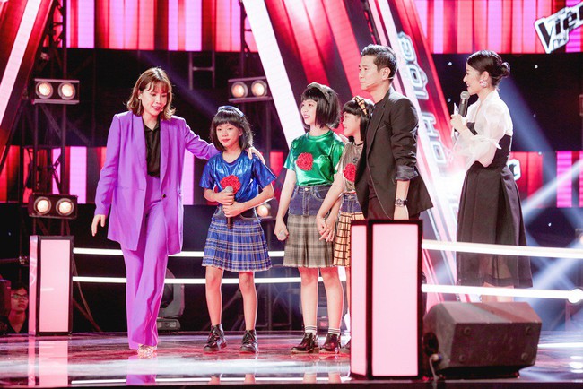 The Voice Kids chấn động với 3 nhóc tì đội tóc giả, hát lại Đóa hoa hồng của Chi Pu - Ảnh 3.