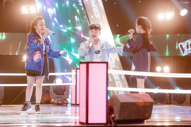 The Voice Kids chấn động với 3 nhóc tì đội tóc giả, hát lại Đóa hoa hồng của Chi Pu - Ảnh 10.
