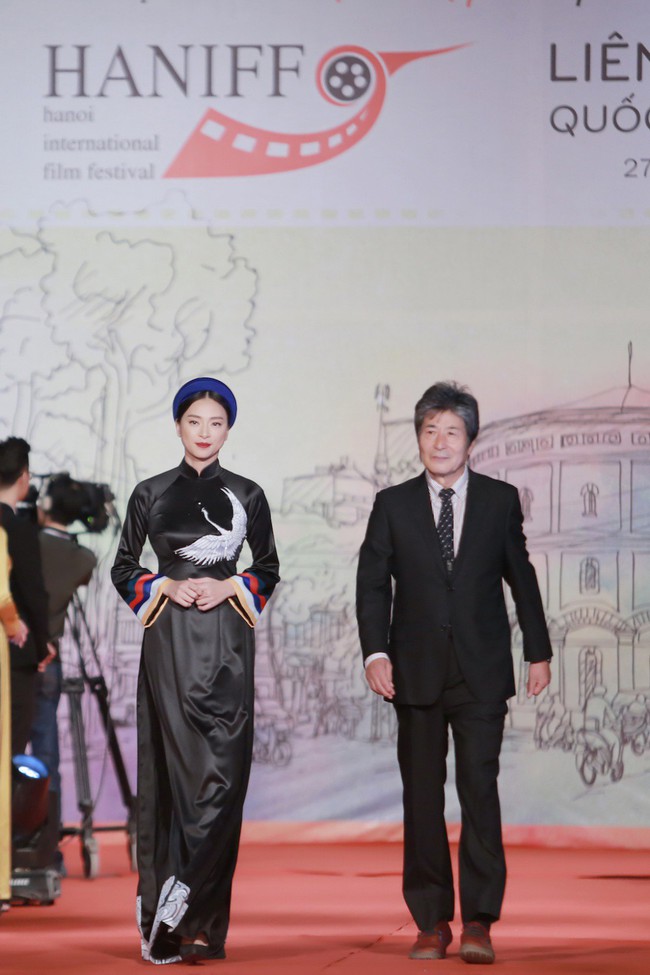 Đả nữ Ngô Thanh Vân diện áo dài gây ấn tượng mạnh tại LHP Quốc tế Hà Nội 2018 - Ảnh 1.