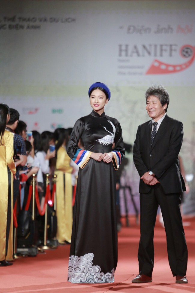Đả nữ Ngô Thanh Vân diện áo dài gây ấn tượng mạnh tại LHP Quốc tế Hà Nội 2018 - Ảnh 2.