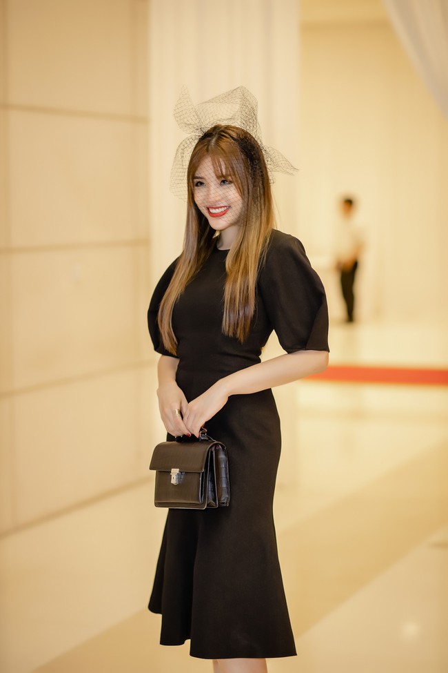 Chán sexy, Hoa hậu Phan Hoàng Thu bất ngờ bí ẩn với váy đen theo phong cách Victoria Beckham - Ảnh 2.