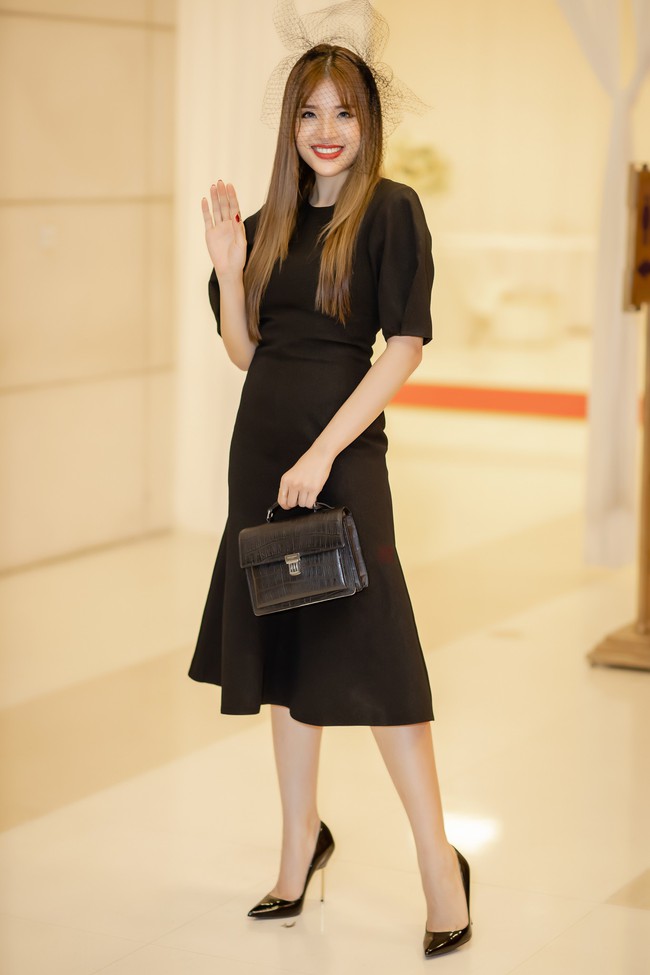 Chán sexy, Hoa hậu Phan Hoàng Thu bất ngờ bí ẩn với váy đen theo phong cách Victoria Beckham - Ảnh 5.