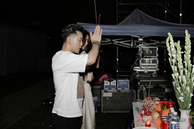Kim Cương hộ tống Ưng Hoàng Phúc đi diễn, tay trong tay hạnh phúc trong hậu trường - Ảnh 2.