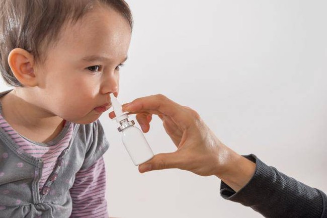 Loại thuốc cha mẹ rất hay dùng cho trẻ khi bị cảm cúm nhưng chuyên gia cảnh báo nguy cơ gây tử vong - Ảnh 1.