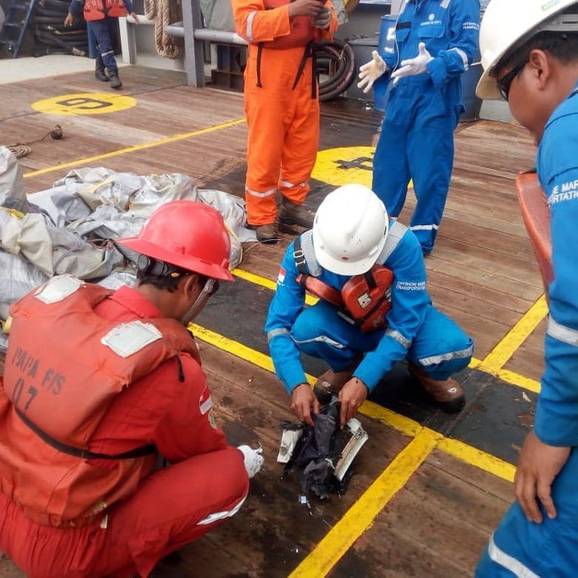 Hiện trường thảm khốc vụ máy bay chở 189 hành khách rơi xuống biển ở Indonesia, thi thể hành khách đầu tiên được tìm thấy - Ảnh 4.