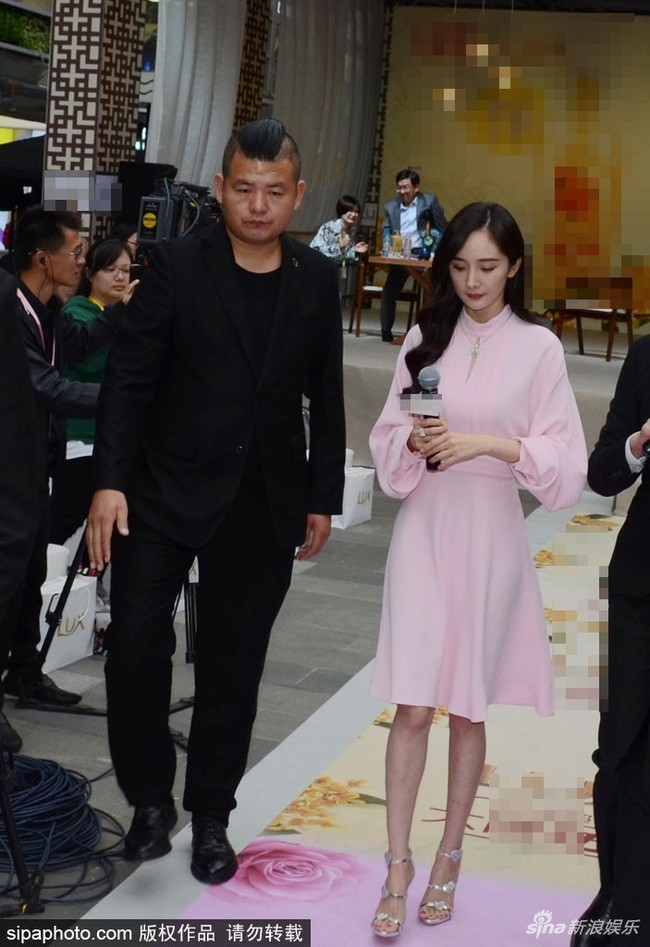 Không đi đám cưới bạn thân Đường Yên mà chọn đi sự kiện, Dương Mịch bị chỉ trích hám tiền quên bạn - Ảnh 4. Không đi đám cưới bạn thân Đường Yên mà chọn đi sự kiện, Dương Mịch bị chỉ trích hám tiền quên bạn - Ảnh 4.