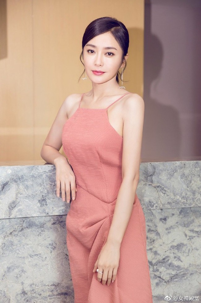 37 tuổi thì đã sao, Phú sát Hoàng hậu Tần Lam vẫn trẻ đẹp như gái 18 nhờ bí quyết giữ dáng, dưỡng nhan này - Ảnh 4.