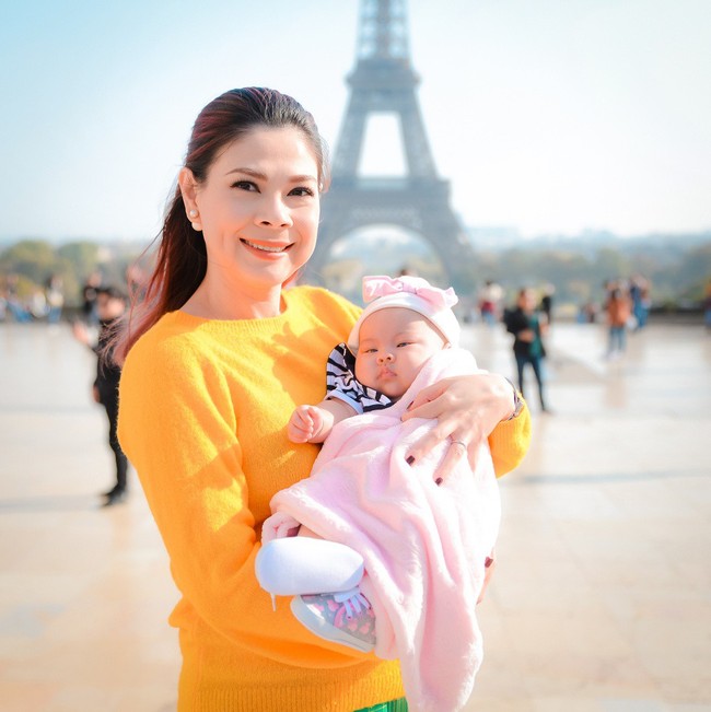 Vợ chồng Thanh Thảo đưa con gái 3 tháng tuổi đi du lịch Châu Âu - Ảnh 3.