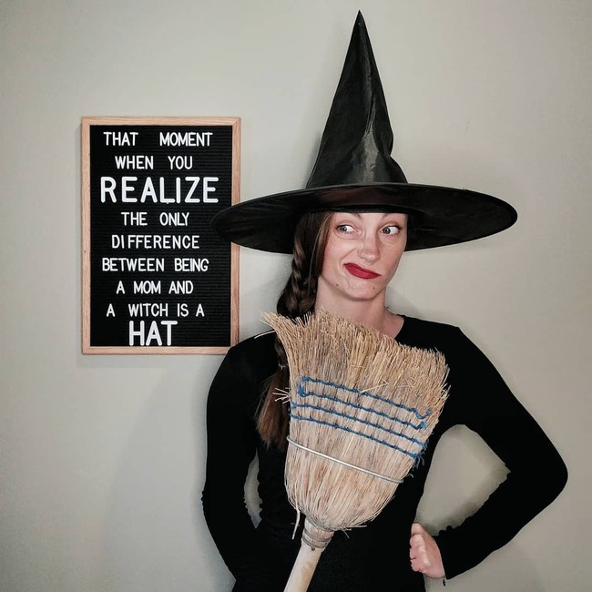 Muốn tìm ý tưởng hóa trang Halloween, thử tham khảo ngay những bộ đồ hài hước của bà mẹ này - Ảnh 9.