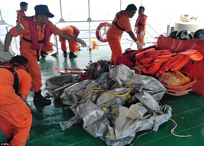 Hiện trường thảm khốc vụ máy bay chở 189 hành khách rơi xuống biển ở Indonesia, thi thể hành khách đầu tiên được tìm thấy - Ảnh 13.