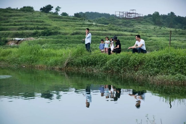 Ngôi nhà trong suốt ngập tràn hạnh phúc của gia đình trẻ bên phong cảnh non nước hữu tình - Ảnh 20.