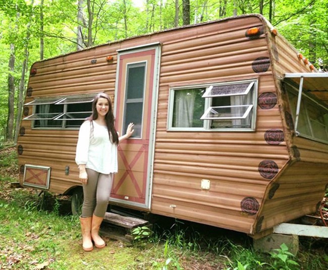 Cô bé 14 tuổi tự tay tu sửa chiếc xe cắm trại trở thành một không gian sống đẹp bất ngờ - Ảnh 1.