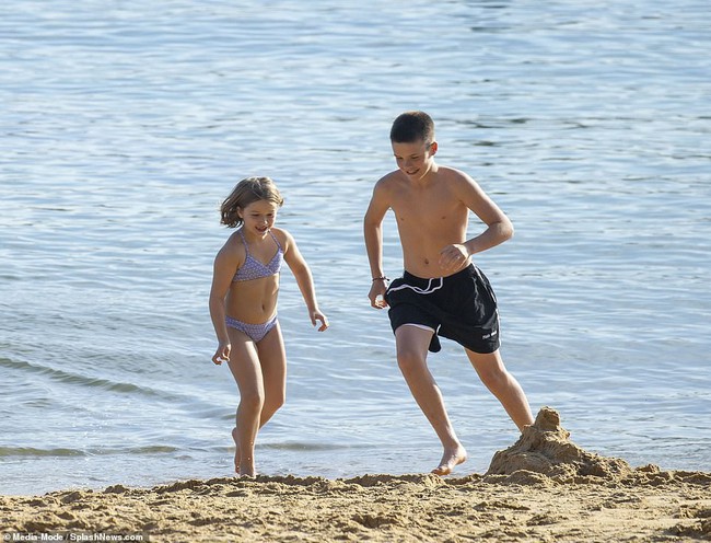 Đưa Harper và Cruz đi tắm biển, Victoria Beckham bị chỉ trích vì quá xa cách với các con - Ảnh 1.