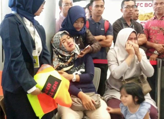 Người thân khóc ròng, tập trung chờ đợi tin tức của các nạn nhân trên chiếc Boeing 737 ở sân bay Jakarta - Ảnh 2.