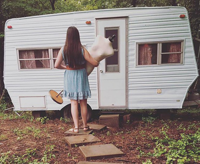 Cô bé 14 tuổi tự tay tu sửa chiếc xe cắm trại trở thành một không gian sống đẹp bất ngờ - Ảnh 2.