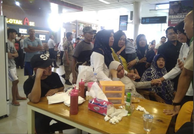 Người thân khóc ròng, tập trung chờ đợi tin tức của các nạn nhân trên chiếc Boeing 737 ở sân bay Jakarta - Ảnh 3.