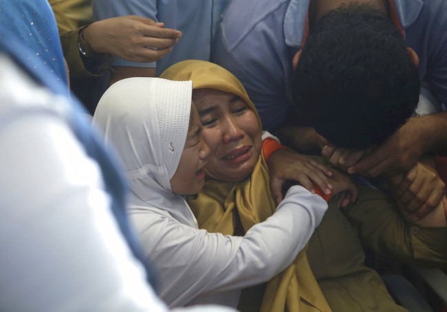 Người thân khóc ròng, tập trung chờ đợi tin tức của các nạn nhân trên chiếc Boeing 737 ở sân bay Jakarta - Ảnh 6.