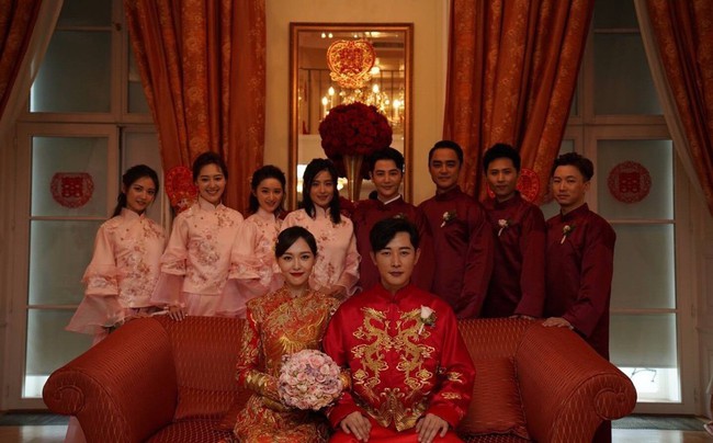 Những hình ảnh hiếm hoi đầu tiên của đám cưới La Tấn - Đường Yên: Cô dâu xinh đẹp lộng lẫy bên dàn phù dâu - Ảnh 1.