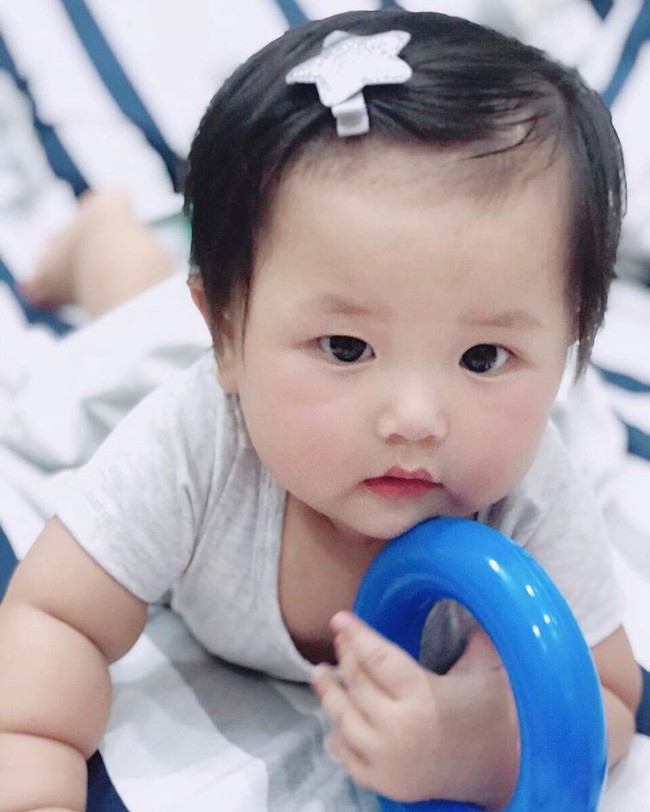 Trang Pilla chị dâu Bảo Thy khoe ảnh cận mặt con gái yêu, chuẩn mỹ nhân thế hệ tương lai đây rồi! - Ảnh 1. Trang Pilla chị dâu Bảo Thy khoe ảnh cận mặt con gái yêu, chuẩn mỹ nhân thế hệ tương lai đây rồi! - Ảnh 1.