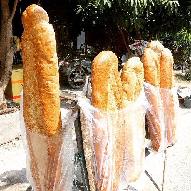 Chiếc bánh mì dài 1m ở An Giang lọt top những món ăn kì lạ của thế giới - Ảnh 7.