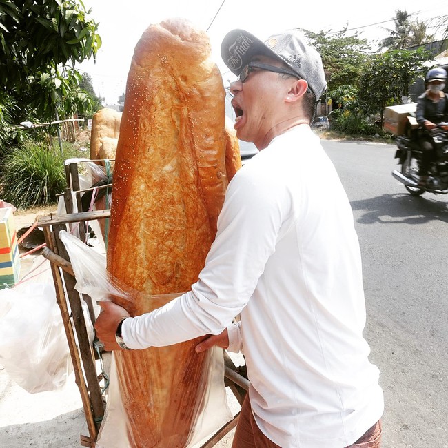 Chiếc bánh mì dài 1m ở An Giang lọt top những món ăn kì lạ của thế giới - Ảnh 8.