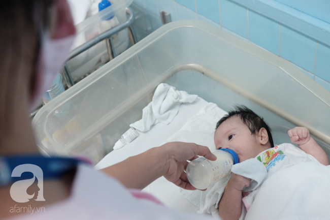 TP.HCM: Cảm động cảnh điều dưỡng tự bỏ tiền túi mua tã sữa cho ba đứa trẻ sơ sinh bị mẹ đẻ xong rồi bỏ rơi trong viện - Ảnh 5.