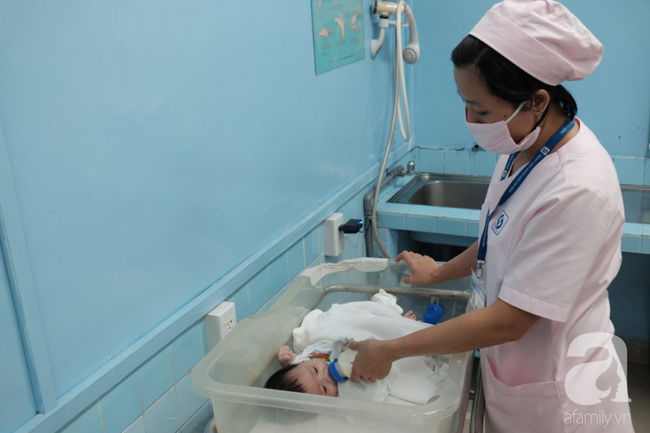 TP.HCM: Cảm động cảnh điều dưỡng tự bỏ tiền túi mua tã sữa cho ba đứa trẻ sơ sinh bị mẹ đẻ xong rồi bỏ rơi trong viện - Ảnh 4. TP.HCM: Cảm động cảnh điều dưỡng tự bỏ tiền túi mua tã sữa cho ba đứa trẻ sơ sinh bị mẹ đẻ xong rồi bỏ rơi trong viện - Ảnh 4.
