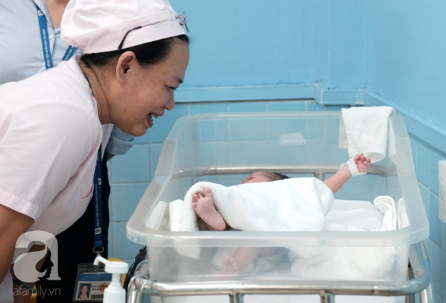 TP.HCM: Cảm động cảnh điều dưỡng tự bỏ tiền túi mua tã sữa cho ba đứa trẻ sơ sinh bị mẹ đẻ xong rồi bỏ rơi trong viện - Ảnh 11. TP.HCM: Cảm động cảnh điều dưỡng tự bỏ tiền túi mua tã sữa cho ba đứa trẻ sơ sinh bị mẹ đẻ xong rồi bỏ rơi trong viện - Ảnh 11.