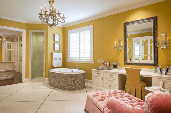 Nâng tầm vẻ đẹp của căn phòng tắm gia đình với thiết kế đèn chùm rực rỡ - Ảnh 1.