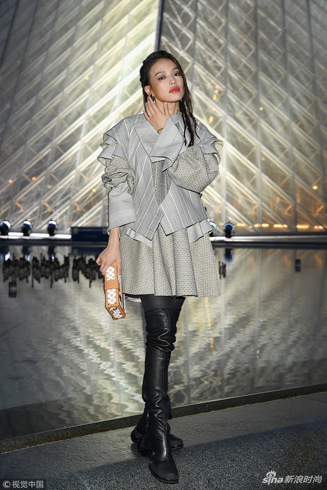 Show Louis Vuitton thiếu vắng Phạm Băng Băng, Thư Kỳ thành mỹ nhân Cbiz khiến dân tình trầm trồ vì style lạ - Ảnh 3.