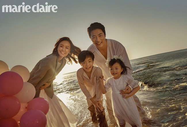 Bộ ảnh kỷ niệm 10 năm của vợ chồng Kwon Sang Woo: Bố mẹ đẹp miễn chê nhưng thần thái 2 con mới là điều mọi người chú ý - Ảnh 3.