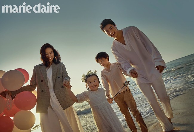 Bộ ảnh kỷ niệm 10 năm của vợ chồng Kwon Sang Woo: Bố mẹ đẹp miễn chê nhưng thần thái 2 con mới là điều mọi người chú ý - Ảnh 1.