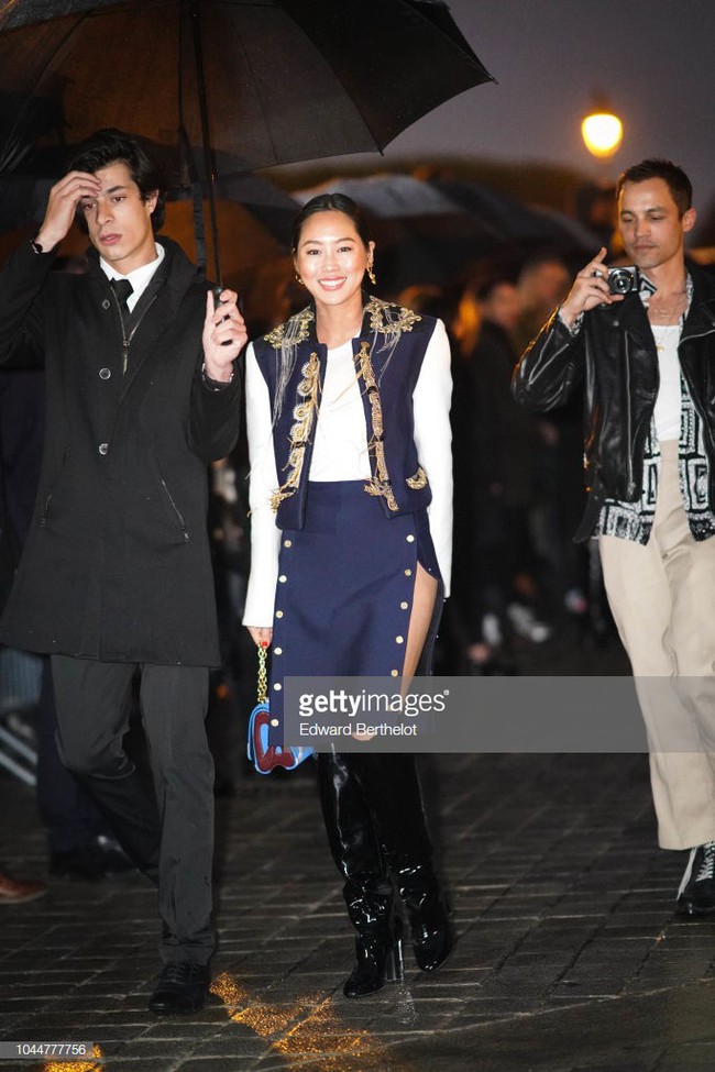 Show Louis Vuitton thiếu vắng Phạm Băng Băng, Thư Kỳ thành mỹ nhân Cbiz khiến dân tình trầm trồ vì style lạ - Ảnh 9.