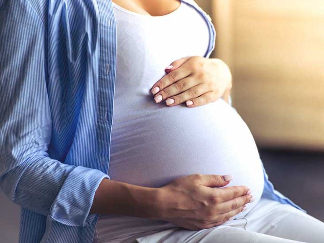 Mẹ bầu mắc tay chân miệng khi mang thai có khiến thai nhi bị dị tật?  - Ảnh 1.