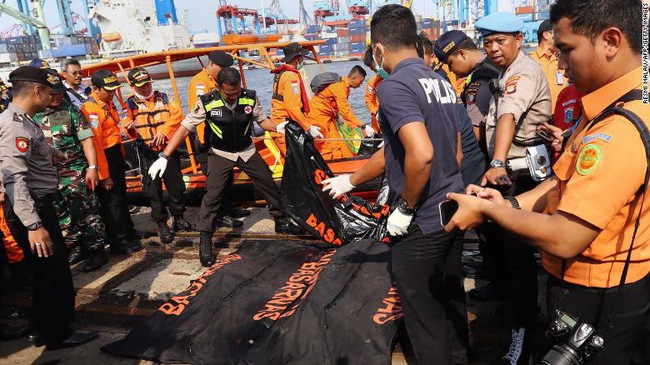 Đội cứu hộ Indonesia mang 24 túi đựng thi thể nạn nhân vụ máy bay Lion Air rơi về nơi nhận dạng - Ảnh 4.