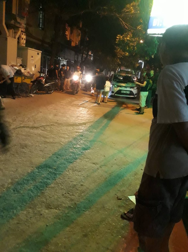 Hà Nội: Người đàn ông lái xe Mazda nghi nổ súng, chèn ô tô qua người tài xế taxi giữa phố rồi bỏ trốn - Ảnh 1.