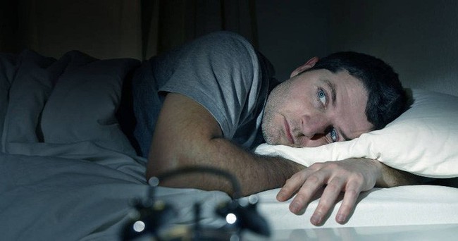 Sáng đèn khi ngủ: Thói quen không chỉ gây khó ngủ, lý do đáng sợ này mới là điều đáng nói! - Ảnh 2.