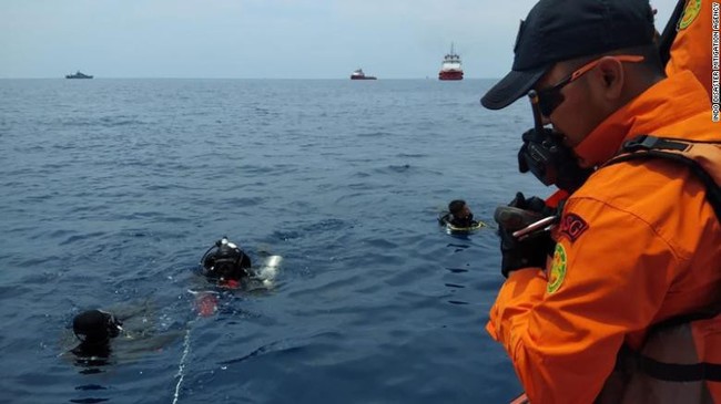 Đội cứu hộ Indonesia mang 24 túi đựng thi thể nạn nhân vụ máy bay Lion Air rơi về nơi nhận dạng - Ảnh 6.